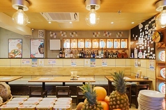 沖縄の温かい雰囲気が心地よいテーブル席。ご家族連れやご友人とのカジュアルなお食事におすすめです。出来立てのアツアツな沖縄そばをすすりながら、楽しい会話に花を咲かせて。老若男女問わず、皆様でゆったりお過ごしいただけます。