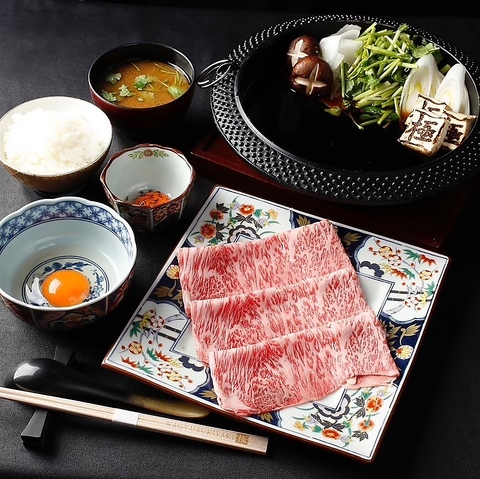 【新宿駅徒歩1分】A5和牛サーロインのセルフすき焼きやトリュフ卵かけご飯を堪能。