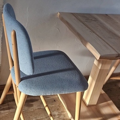 uminoieのシンボルカラーのブルーが映える店内席。ゆっくりとお過ごしくださいませ。