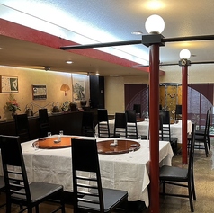 ランチでも人気の1Fテーブル席