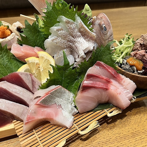 【駅近】当店の看板メニュー刺身５点盛り☆刺身5種に小鉢3種付きで1,590円（税抜き）
