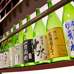 料理の味を引き立てる全国厳選の日本酒が勢ぞろい！