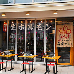 開放感あふれるテラス席もご用意しており、ペット同伴のお客様も大歓迎です！目黒川沿いという最高のロケーションで、美味しいホルモンと共に素敵な時間をお過ごしください。