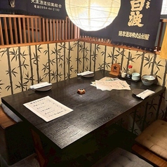 気軽な飲み会に最適なテーブル席をご用意しております。少人数のご宴会やご友人同士、ご家族でのお食事などの普段使いにおすすめです◎和気あいあいとした楽しいひとときをお過ごしください。