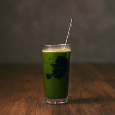 お客様の目の前で仕上げる抹茶ラテ