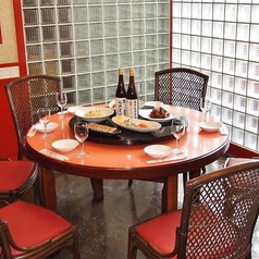 小さな宴会などに便利なテーブル個室です。