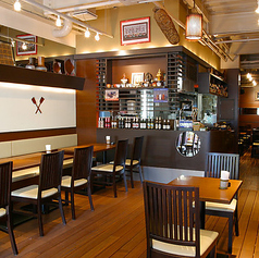 入り口エリアは22名様ご着席できます。当店自慢の料理をゆっくり味わいながら、心温まる会話をお楽しみください♪