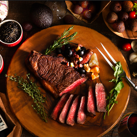 低温調理で仕上げたローストビーフをはじめ、彩り豊かな料理をご用意しております。