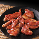 カシラは、脂肪分と赤身が絶妙なバランス。タレか塩で、お肉本来の濃厚な旨みを存分に堪能ください。