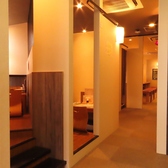 ご予約を多くいただいている大人気の個室は、大切な人との記念日や特別な会食にぴったり♪周りを気にせず、ゆったりとくつろぎのひとときをお過ごしいただけます。お料理の味も会話も、より一層深まること間違いなしです!