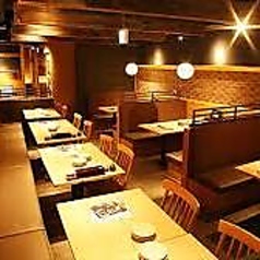 木の温かみのある和空間。おしゃれな空間は様々なシーンにぴったり☆厳選お肉を味わう大人のデートなどにもおすすめ！