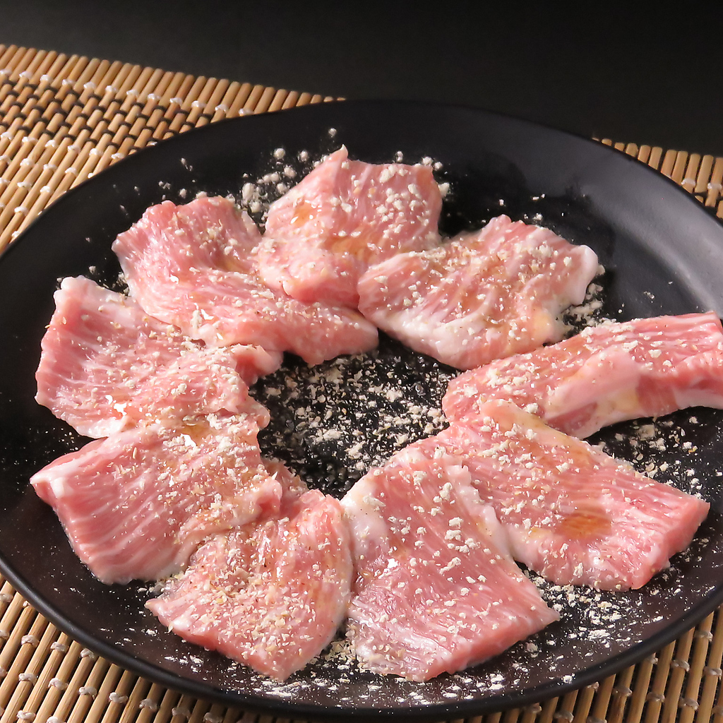 お子様にも大人気の豚トロ。タレと塩の二種類をご用意しました。噛むほど広がる脂を堪能あれ。