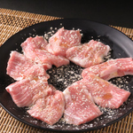 お子様にも大人気の豚トロ。タレと塩の二種類をご用意しました。噛むほど広がる脂を堪能あれ。