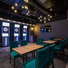 テーブル席をご用意しているので、遊び疲れたら座って一息♪翌朝まで営業しているので、フードやドリンク片手に飲み明かすのも◎各種ご宴会はもちろん、気の合う仲間との2軒目、3軒目以降のご利用にもどうぞ！