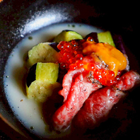 新鮮な食材を使用し、見た目にも美しい料理を提供