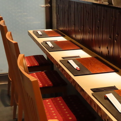 お一人様でも気軽に立ち寄れるカウンター席を5席ご用意しています。お仕事帰りや、ふらっと一杯飲みたいときにもぴったりです。料理人が目の前で調理する様子を眺めながら、大切な人とのデートにもおすすめです。落ち着いた雰囲気の中で、ゆっくりと時間をお過ごしいただけます。