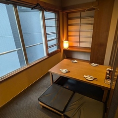 2名様～4名様収容可能。カップルシートあり