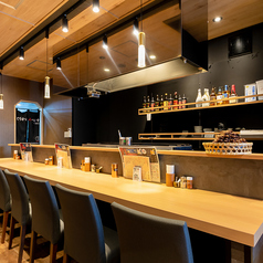 スタッフとの何気ないおしゃべりも楽しめるカウンター席。お好きなお酒と自慢の焼鳥を味わいながら、ご自身のペースでリラックスした時間をお過ごしいただけます。