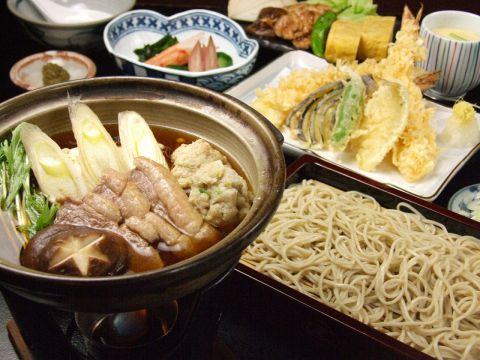 料理人の心づくしのお料理と、〆は粋な江戸前蕎麦。秋冬は鴨鍋宴会コースを。