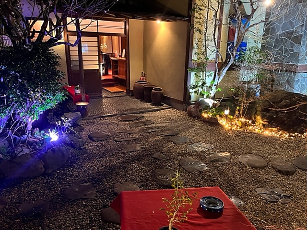 夜はライトアップされ雰囲気が増します。