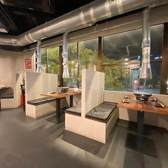 【テーブル席：4名様掛け】今宵は厳選和牛で焼肉をお楽しみください！人気のタンや和牛焼肉！最初の一杯は生ビールでいかがでしょうか♪今宵はお集まりの皆様で盛大に焼肉宴会をお楽しみください！店内の各テーブル席では食欲をそそるお肉を焼く音と、お客様の和気あいあいとした声が日夜響いています◎