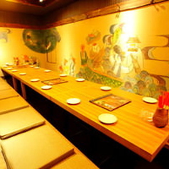 大人数のお客様でもご利用頂ける貸切席。40～最大50名様まで対応可能。『ブタ野郎 チキン野郎 沖縄バカヤロー 金山店』では、合コン・女子会や少人数でのプライベート飲み会から最大50名様迄の大規模宴会もご歓迎しております！ご予約はお気軽にご連絡くださいませ。