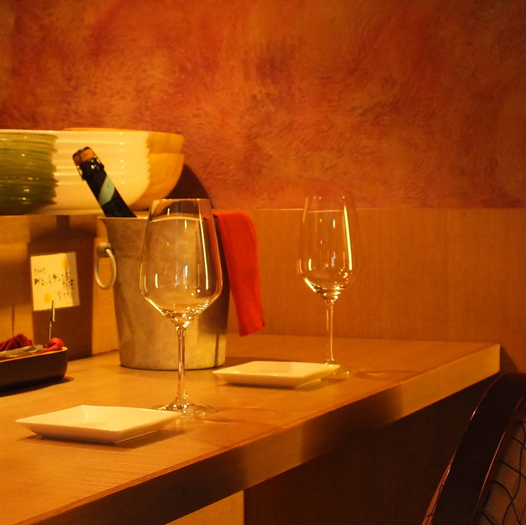 店内は落ち着いた照明とインテリアでゆったりとお料理とワインを愉しんでいただける空間に。