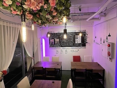 ★2階【雰囲気のある洗練されたイマドキの韓国カフェのようなフロア】シフォンカーテンのインテリアとカラフルな椅子でオシャレな空間を演出!結婚式二次会,接待,デート.大小宴会.歓送迎会、合コン、女子会など、様々なシーンに対応可能です!最大宴会収容人数 40名席