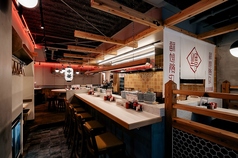 入口から奥まで伸びるカウンター席です。5席ご用意しております。1名様～ご利用可能です。