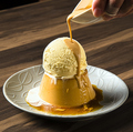 料理メニュー写真 自家製キャラメルプリンのアイスクリームのせ