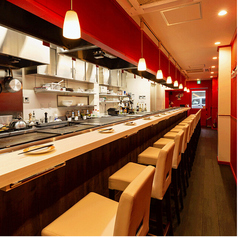 臨場感あふれる全席カウンターの店内です。調理工程から美味しいを是非感じて下さい！