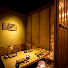 扉付き個室で旬の食材を堪能…。温かな照明溢れる個室空間で日頃の疲れを癒す落ち着きある寛ぎ空間。最大80名様までの貸切宴会も可能!大人数宴会は二列席でのご用意も可能です。もちろん、全員お顔を見渡せる造りになっております。お席の詳細もお気軽にお問い合わせください。