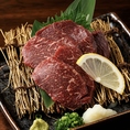 新鮮さが命の馬刺しは、信州ならではの名物グルメ『特選馬刺し』！きめ細かく柔らかな肉質と、口に広がる上品な甘みがたまりません！お酒のお供にも最高で、地元の味を感じられる当店自慢の逸品です！