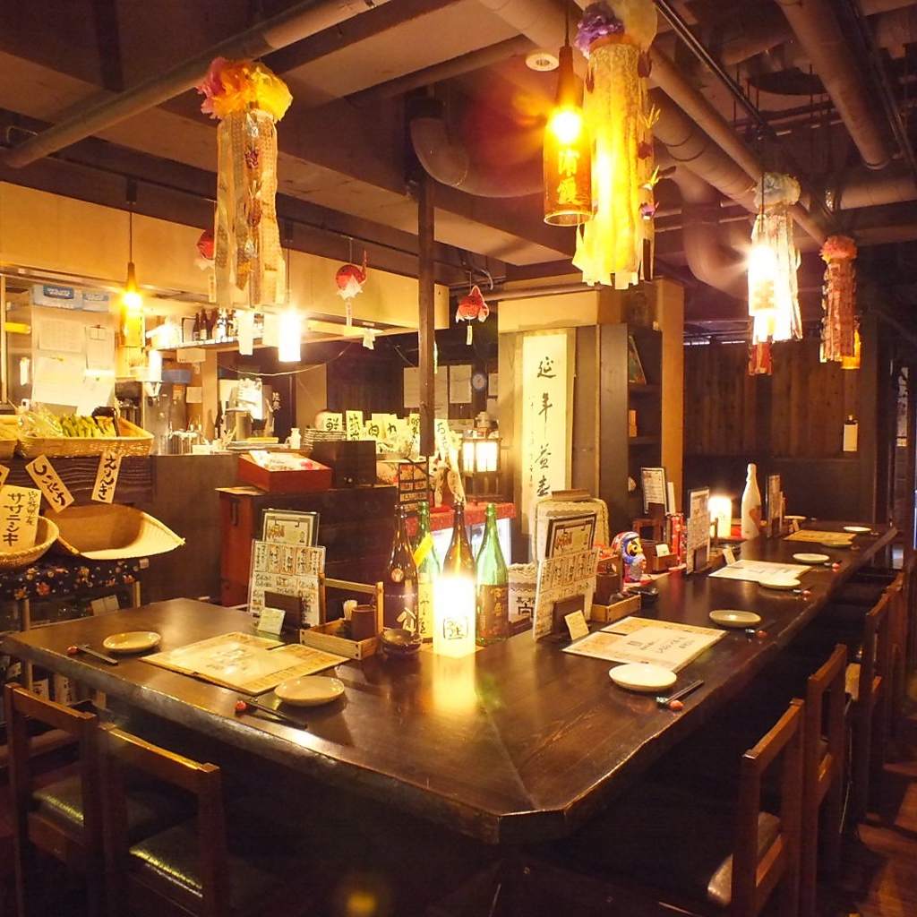炉端席は店一番の人気席♪天井の七夕飾りにも注目★