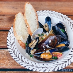 ムール貝とアサリの白ワイン蒸し、スライスバケット付き　mussels&clams steamed in wine