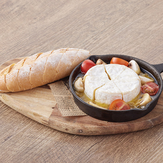 カマンベールチーズのアヒージョ(自家製バゲット付き)