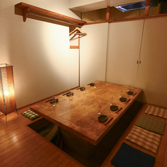 接待向け完全個室のお席です。8名~10名まで。歓送迎会、会社宴会、接待、女子会、オフ会、各種宴会、酒好きの方との飲み会、大切な人との語らいなど、国分寺宴会は芯で。6名様以上からご利用可能です。