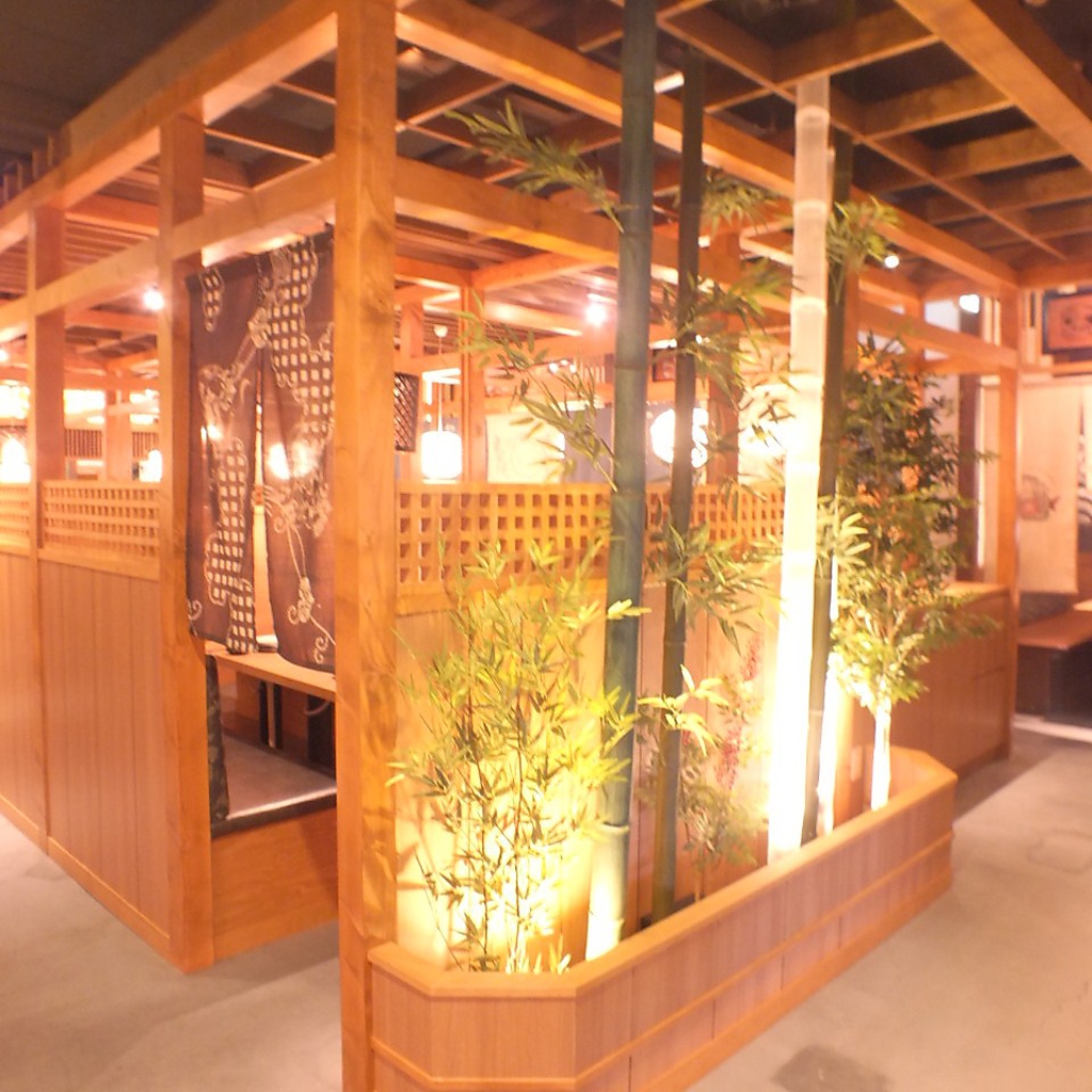 お店に入ると和モダンでお洒落な空間が広がる。でもお料理はお値打ちなんですと、店長。