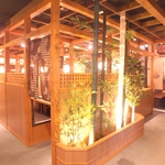 お店に入ると和モダンでお洒落な空間が広がる。でもお料理はお値打ちなんですと、店長。