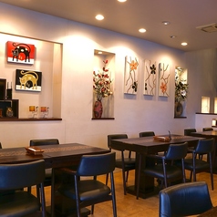 オリエンタルな落ち着いた雰囲気のテーブル席