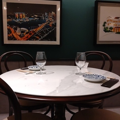 都会の喧騒から解き放たれたやすらぎの店内。ランチや女子会、ママ会などの各種宴会などで是非ご利用ください。シンガポールの画家が描いた小さな島国の景色を眺めながら、優雅な時間をお過ごしください。ランチ営業もおこなっています。昼飲みも可能です◎