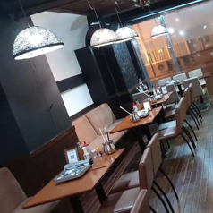 仲間と一緒に、または家族での団らんに最適なスペースです。しゃぶしゃぶを楽しみながら、みんなで楽しいひと時をシェアしてください。お肉や野菜を自分好みにしゃぶしゃぶするのは、みんなでワイワイ盛り上がれるポイント！カジュアルな雰囲気の中で、思い出に残る食事を仲間とともにお楽しみいただけます。