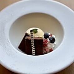 酒粕チーズのショコラ　バニラアイス添え
