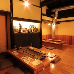 木の温もりに包まれた店内は、高い天井と太い梁が印象的な、開放感あふれる和の空間です。各テーブルには本格的な焼き台が備わり、プライベート感を重視したゆとりある座席配置が魅力。落ち着いた照明が、日常を忘れて食事に没頭できる「大人の隠れ家」のような雰囲気を演出し、家族や友人との大切な時間を彩ります。
