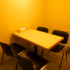 4名掛けのテーブル席は、親しい友人や家族との食事にぴったり。落ち着いた雰囲気で、楽しい会話を楽しめる空間です。