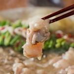 国産牛小腸のみをしようした贅沢な『博多もつ鍋』を2種の味からお選びいただきご堪能いただけます