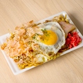 料理メニュー写真 目玉焼きのせ！豪快ソース焼きそば