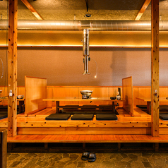 最大28名様まで利用できる掘りごたつ席は、広々とした空間でゆったり過ごせる人気のお席。大人数の宴会にも最適で、和やかな時間を皆さまでお楽しみいただけます。