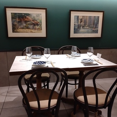 丸テーブルはまるでシンガポールのホーカーズ！？こだわりの店内で素敵な時間をお過ごしいただけることをお約束いたします。店内の壁にもご注目！シンガポールの風景をどうぞお楽しみください。貸し切りも受け付けております。プラン等、お気軽にご相談ください！ランチ営業もおこなっています◎昼飲み可能です♪