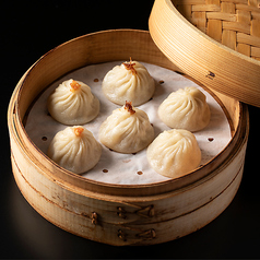 3種の小籠包　（カニ/ホタテ/トリュフ 各2個）